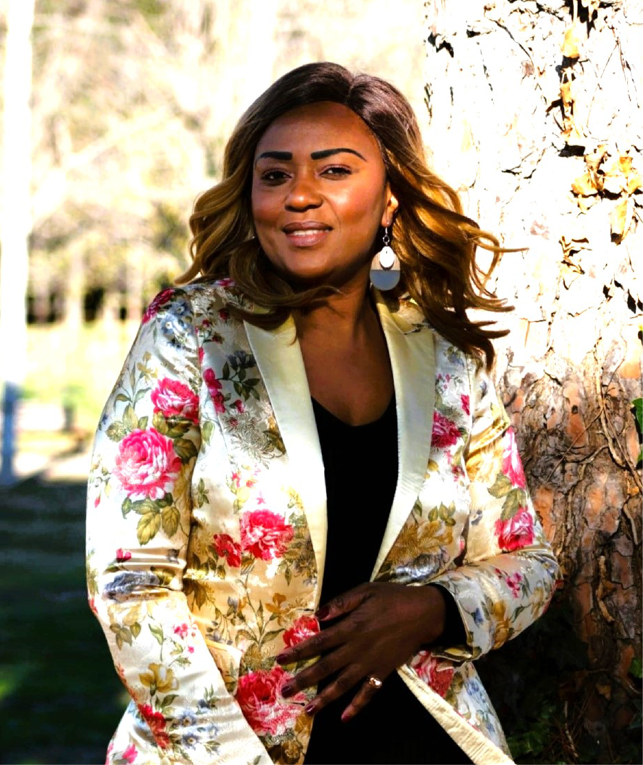 femme-creatrice-bijoux-africaine-fleurs-cauri-montpellier-min